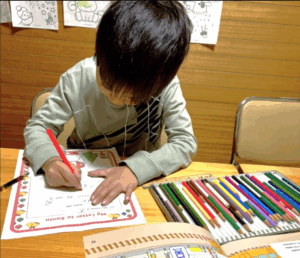 いわき市　小学生英語教室　プラネット英語教室　サンタクロースへの手紙を書いている男の子